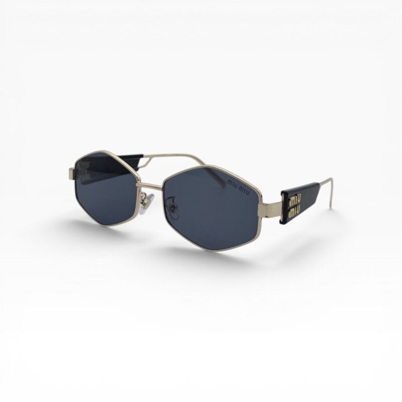 Miu Miu modern, casual-chic